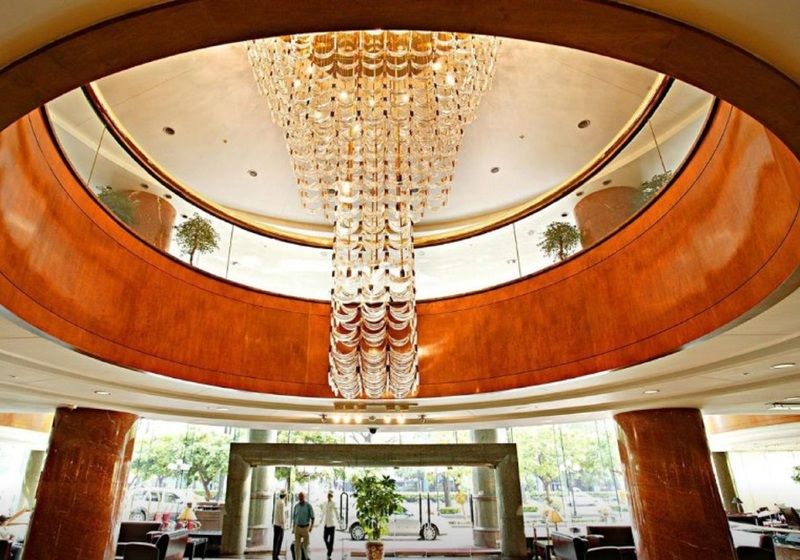 Evergreen Laurel Hotel - Taichung Exterior foto The photo shows the interior of a lobby, featuring a large, elegant chandelier hanging from a circular ceiling. The design incorporates warm wooden tones and modern architectural elements. The space is open and airy, with large glass windows allowing