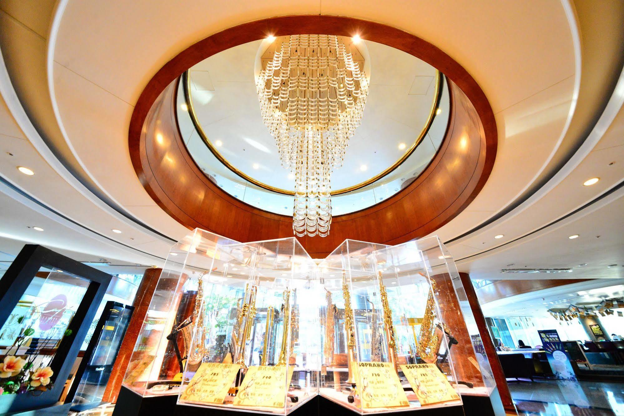Evergreen Laurel Hotel - Taichung Exterior foto The photo depicts an elegant interior space, featuring a circular chandelier at the center that has a modern design with hanging elements. The ceiling has a smooth, light-colored finish surrounding the chandelier, enhancing the ambiance. Below, there